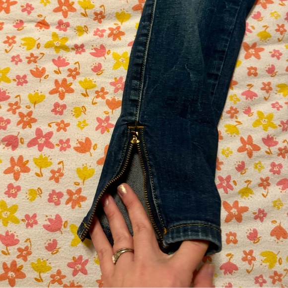 Like New Guess Size 29 Jeans - Picture 4 of 6